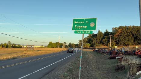 caminos pasan la señal de bienvenida a eugene, oregón, y partes adicionales