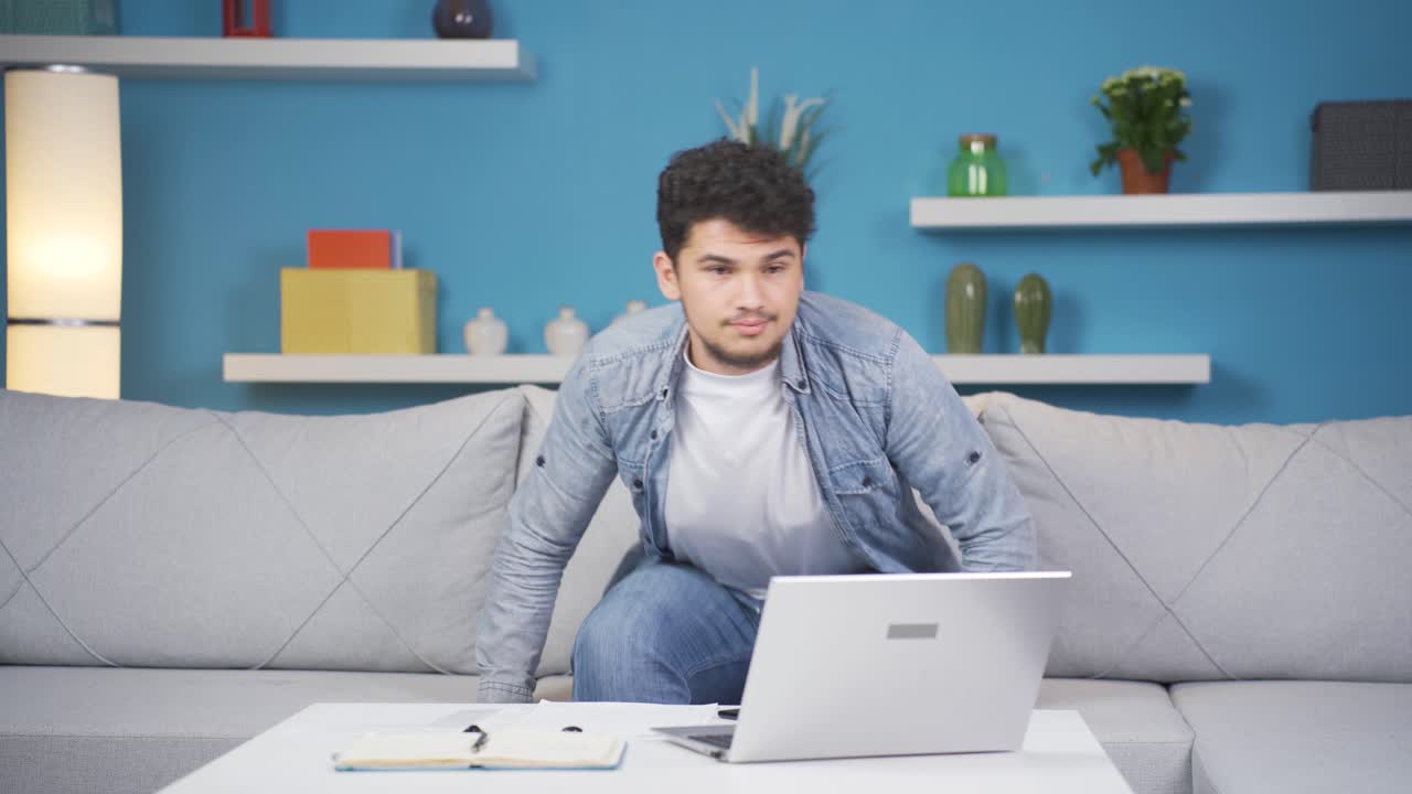 hombre nervioso estresado y reflexivo.