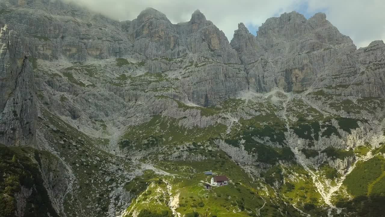vista aérea de drones que se desplazan y vuelan lateralmente cerca de los picos de las montañas alpinas. imágenes de video con video de stock de drones