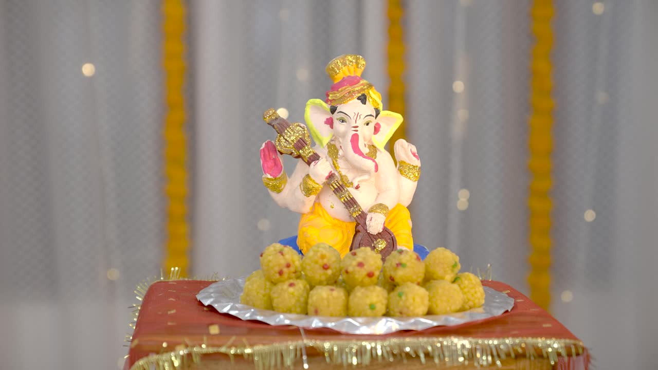 Ripresa con slider della statua del Signore Ganesha