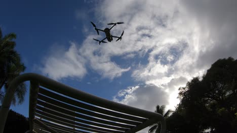 Drone-Despegando-De-La-Cama-De-Bronceado,-Hawaii