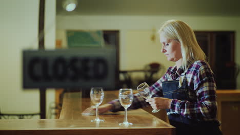 Mujer-Señora-De-La-Limpieza-Limpia-La-Barra-En-El-Bar-Después-De-Cerrar