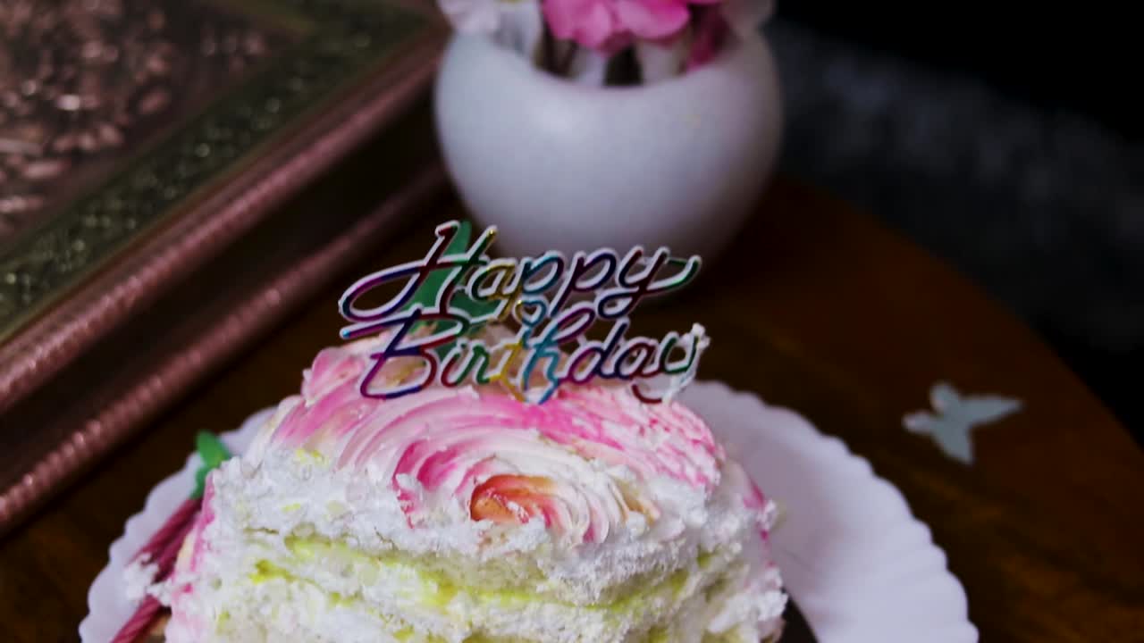 pastel de piña de cumpleaños en rodajas desde un ángulo diferente