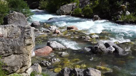 Río-De-Montaña-Que-Fluye-Furiosamente,-Hace-Espuma-Y-Salpica-En-Acantilados-En-Las-Montañas-Alpinas-De-Albania