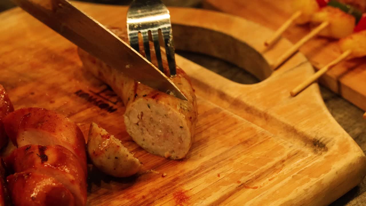 corte secuencial de salchichas en tablero de madera