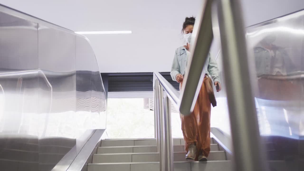 mujer de raza mixta que lleva una máscara médica de coronavirus