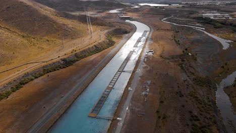 vista aérea sobre el canal hidroeléctrico en glenbrook - central eléctrica ohau b, canterbury