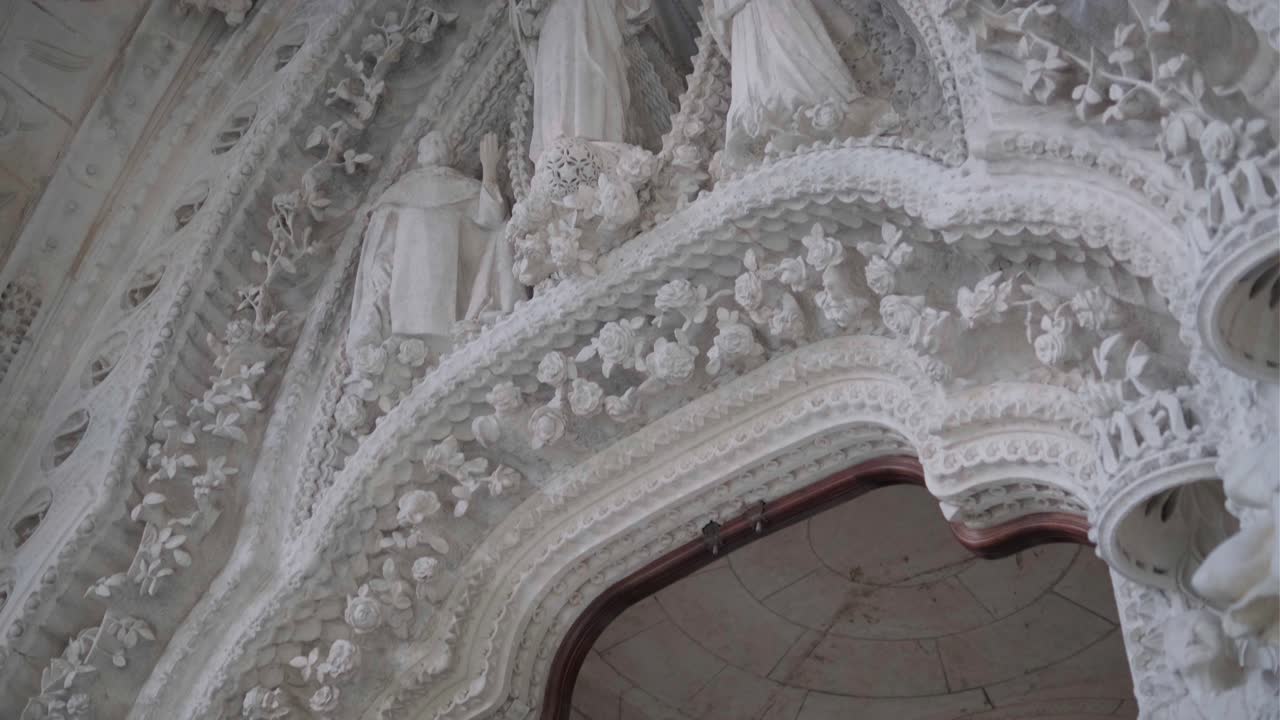 la sagrada familia se inclina hacia abajo detalle de la puerta interior en las estatuas 4k 30fps