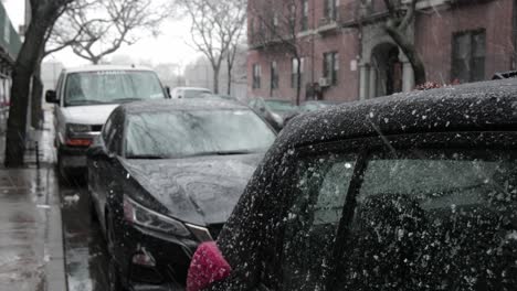 Suave-Nevada-Cayendo-Y-Cubriendo-La-Línea-De-Autos-Estacionados-Al-Lado-De-Una-Carretera-En-Brooklyn,-Nueva-York---Tiro-Estático-Medio