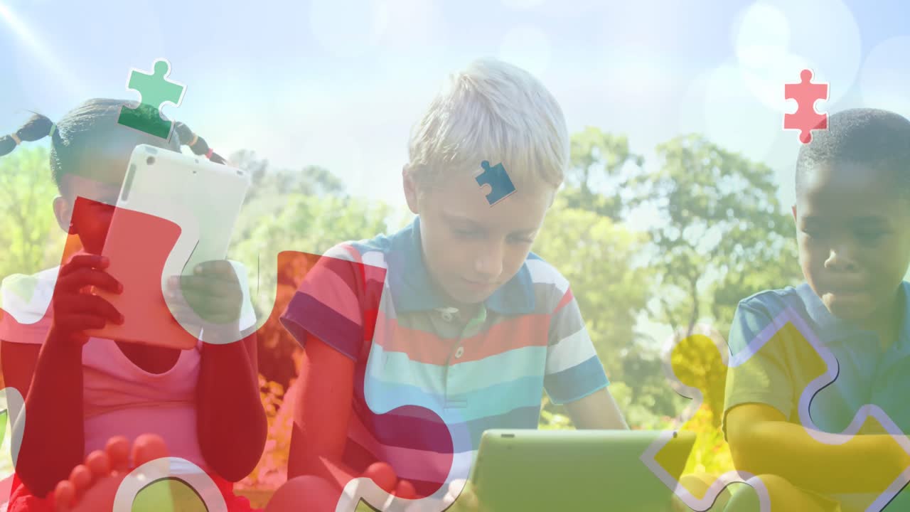 태블릿을 사용하는 학교 아이들 위에 다채로운 퍼즐 조각의 애니메이션