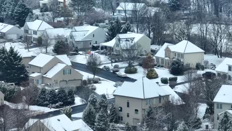 Schneebedeckte-Vorstadthäuser-Mit-Kahlen-Bäumen-Und-Einer-Ruhigen-Straße