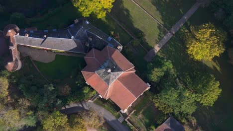 Vista-Aérea-Del-Pueblo-De-Gargilesse-Y-Su-Castillo,-Francia.