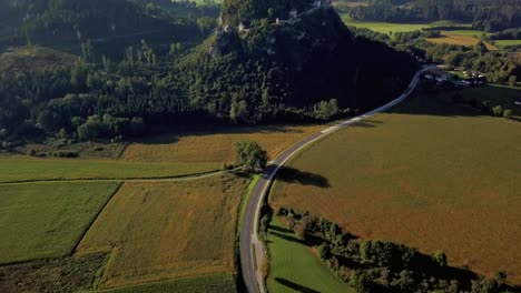 imágenes aéreas de drones del castillo de hochosterwitz