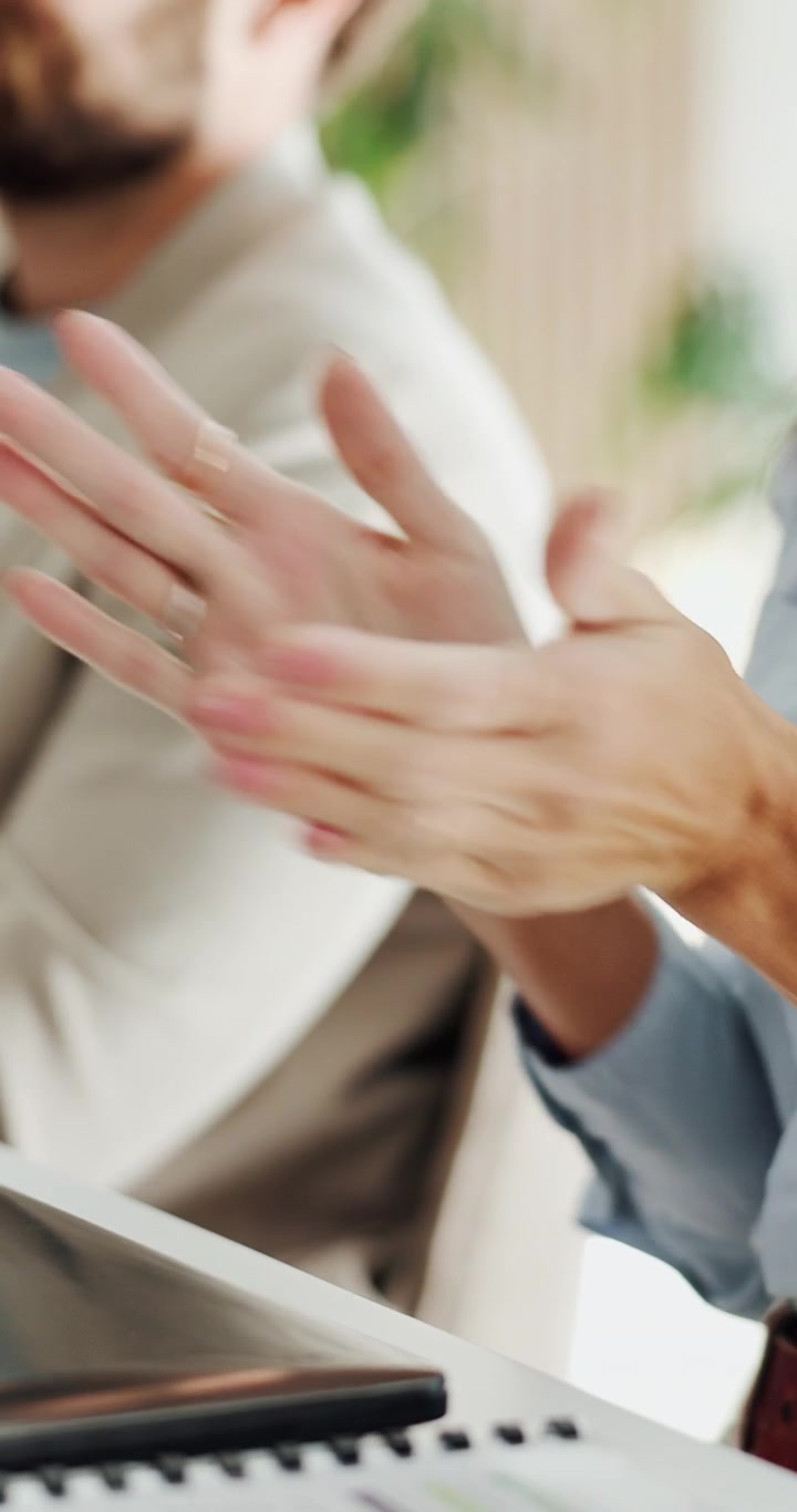 Imprenditrice che Applaude Durante una Riunione in Ufficio