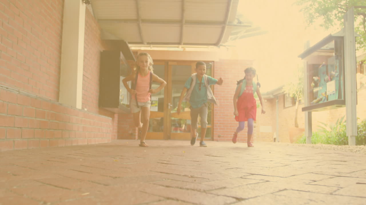 학교 복도에서 달리는 언어 거품 어린이에 대한 pow 텍스트