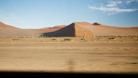 Eine-Düne-In-Namibia,-Afrika,-Gefilmt-Aus-Einem-Vorbeifahrenden-Auto