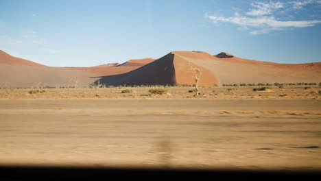 una duna en namibia áfrica filmada desde un automóvil mientras conduce