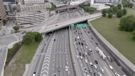 atasco de tráfico en el centro de atlanta, georgia con drone video estable