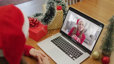 Mujer-Caucásica-En-Videollamada-En-Una-Computadora-Portátil-Con-Una-Amiga-En-Navidad