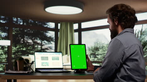 director ejecutivo mira la pantalla verde en la tableta