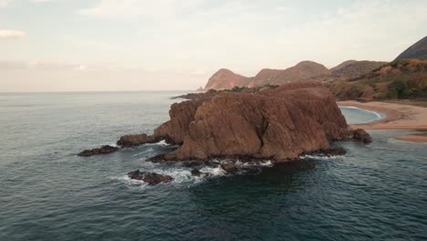 Sonnenuntergangslandschaft-Aus-Der-Luft-Mit-Einem-Vulkanstrand-Auf-Einer-Felseninsel-In-Japan,-Kyotango,-Kyoto,-Meeresküste-Mit-Drohnen,-Japanische-Reiseaufnahme