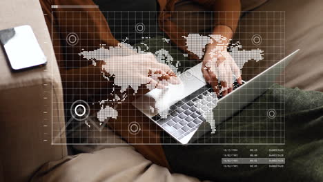 animación de procesamiento de datos digitales sobre una mujer caucásica usando una computadora portátil
