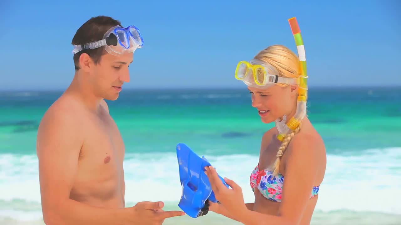 pareja atractiva preparándose para ir a nadar