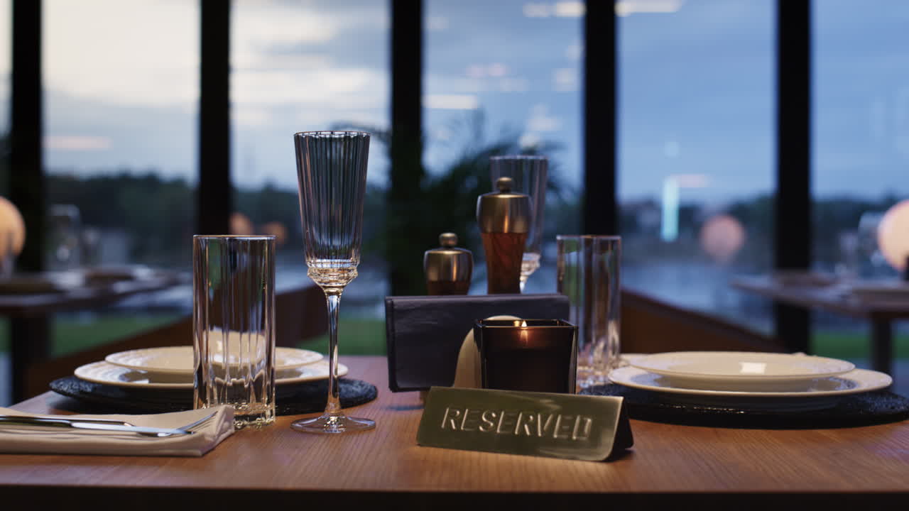 럭셔리 레스토랑은 현대적인 저녁 도시 카페에서 테이블을 예약했습니다. 저녁 식사 개념.