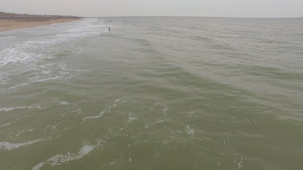 항공: 네덜란드 돔부르크와 웨스트카펠 사이의 모래 해변에서 흐린 날