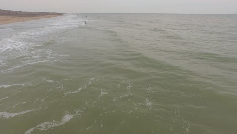 antena: un día nublado en la playa de arena entre domburg y westkapelle, países bajos