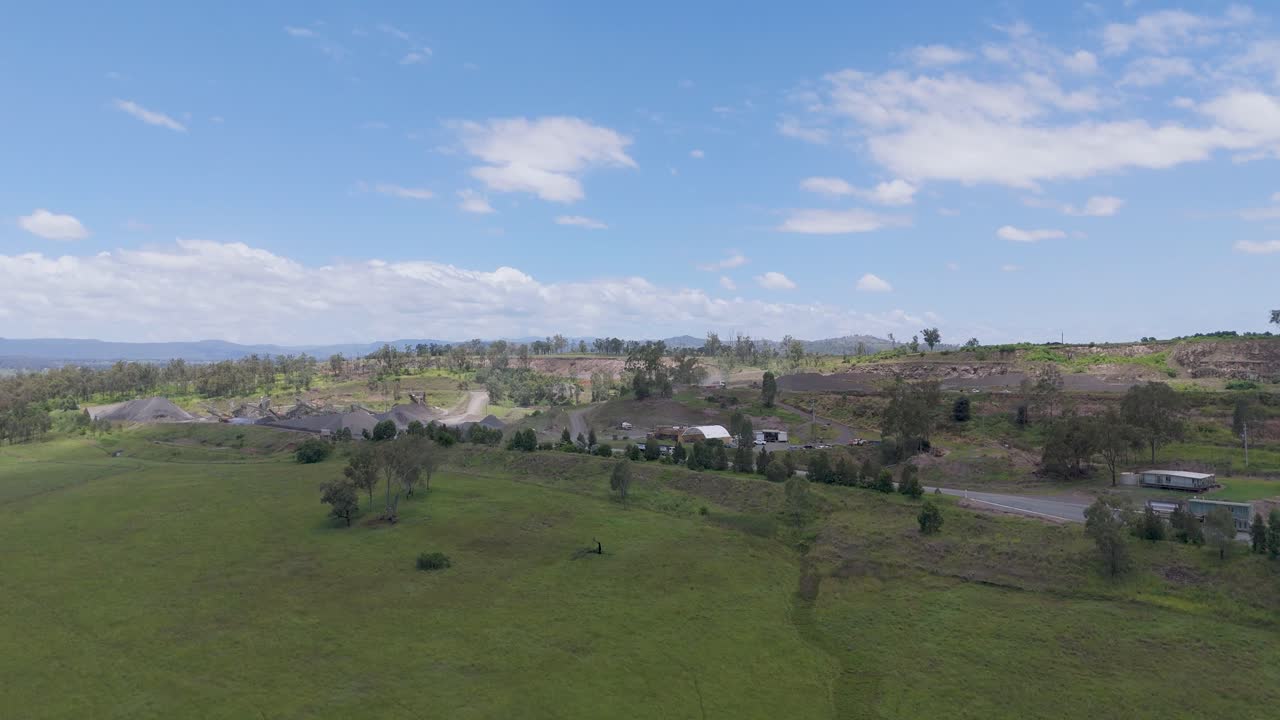 vista aérea de la cantera con camiones y cemento