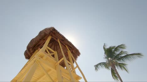 colorida torre de rescate en una hermosa playa tropical en un día soleado