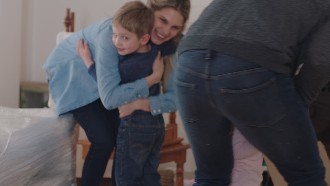 행복한 백인 가족이 새로운 집으로 이사하고 아이들과 함께 부모님을 도와 집으로 이사하고 상자를 들고 아이들과 함께 팀워크를 즐기고 부동산 투자 4k 영상
