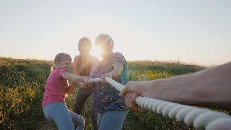 Mehrere-Generationen-Der-Familie-Werden-In-Einem-Tauziehen-Gegeneinander-Antreten