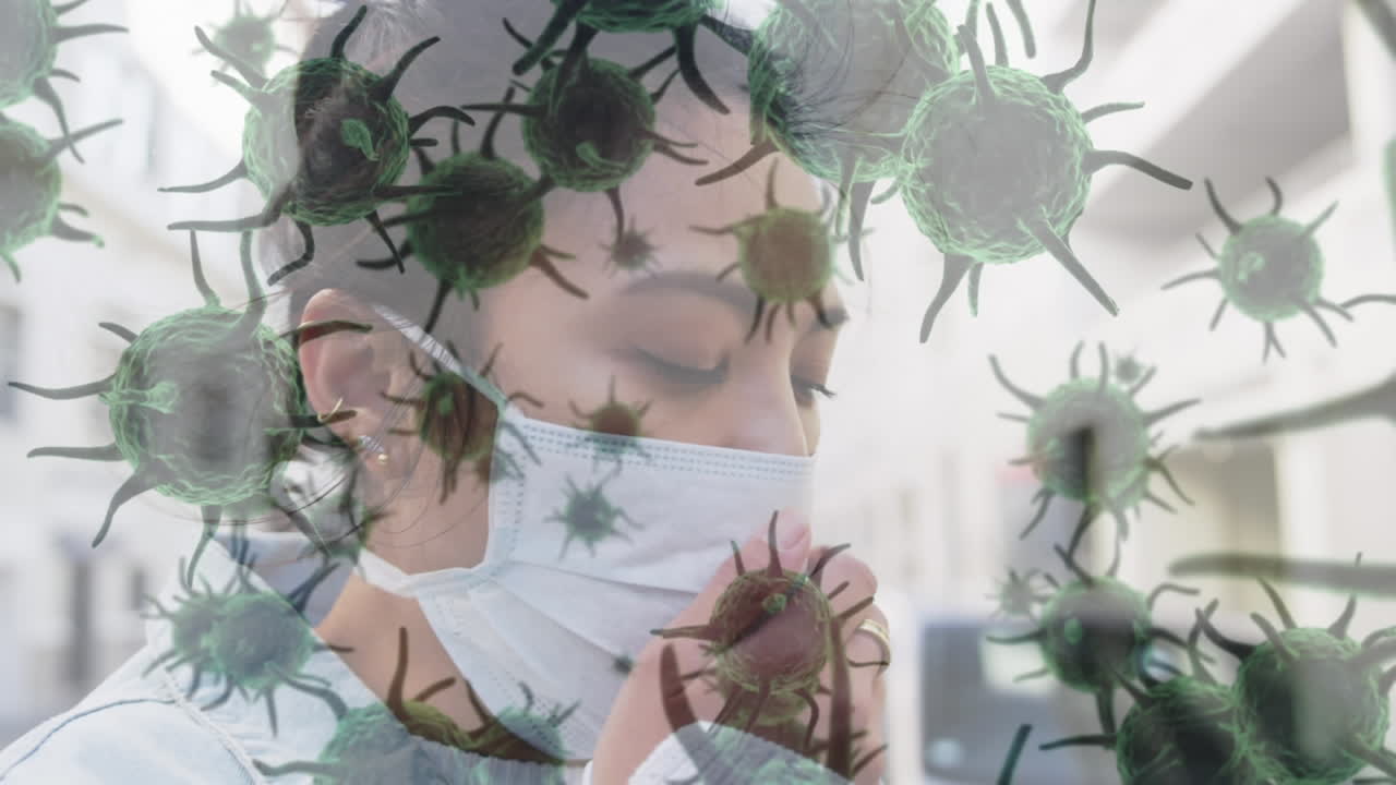 마스크를 착용한 여성에게 퍼지는 거대 바이러스와 코로나바이러스 코로나19 세포의 애니메이션