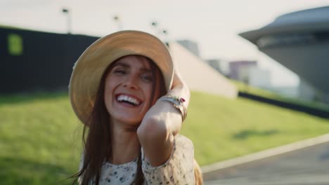 video de una mujer feliz en un día soleado