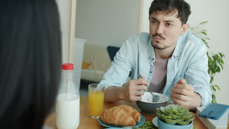 pareja desayunando y conversando