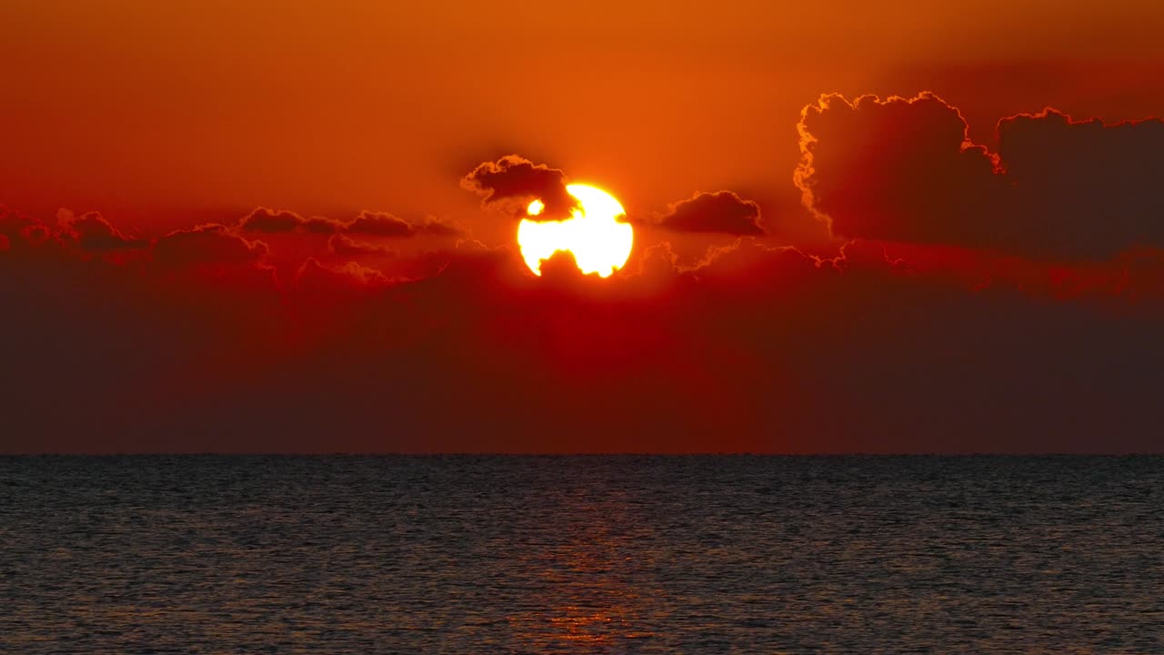 구름 사이에서 떠오르는 위대한 태양, 타임스, 4k