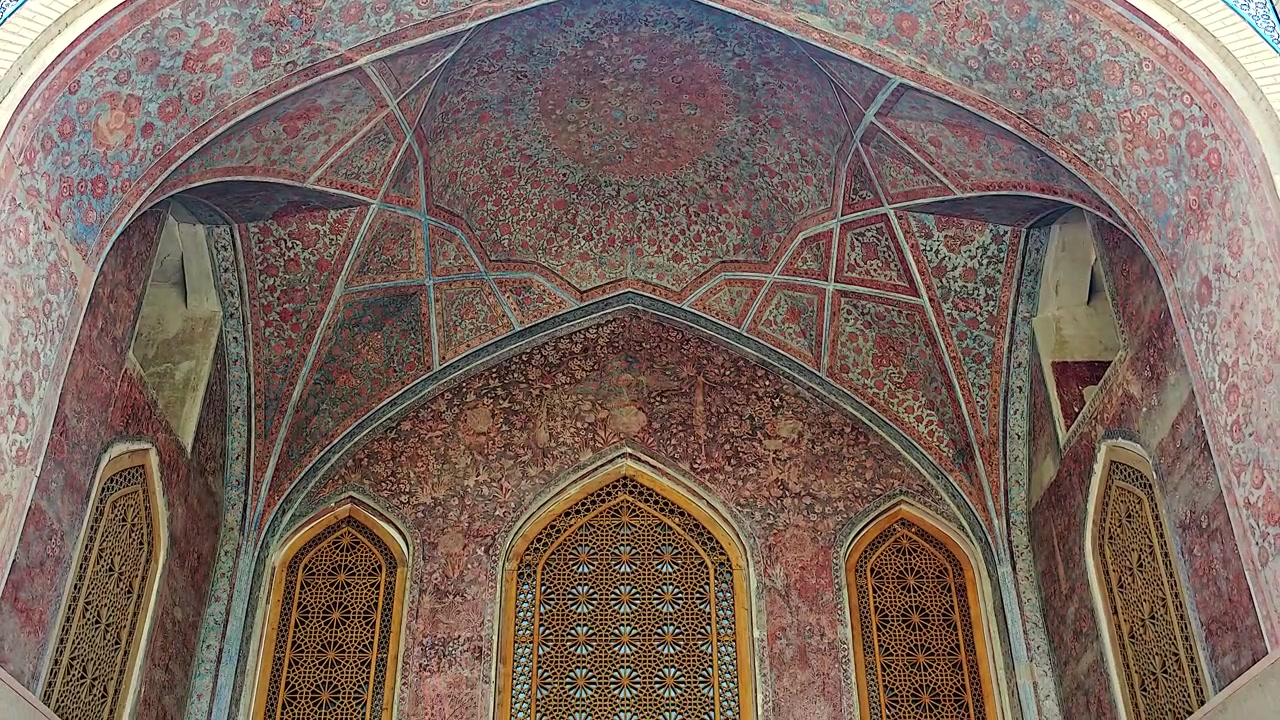 Dettagli architettonici intricati di un antico ingresso di moschea persiana