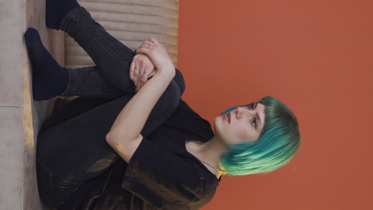 vídeo vertical de psicológicamente perturbado pensativo nervioso.