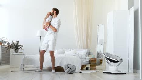 familia feliz padre e hijo pasan tiempo juntos y sonríen el uno al otro. interior moderno de un estudio de luz.