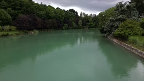 drone volando a baja altitud sobre las aguas del mar del canal de dinar en gran bretaña, francia