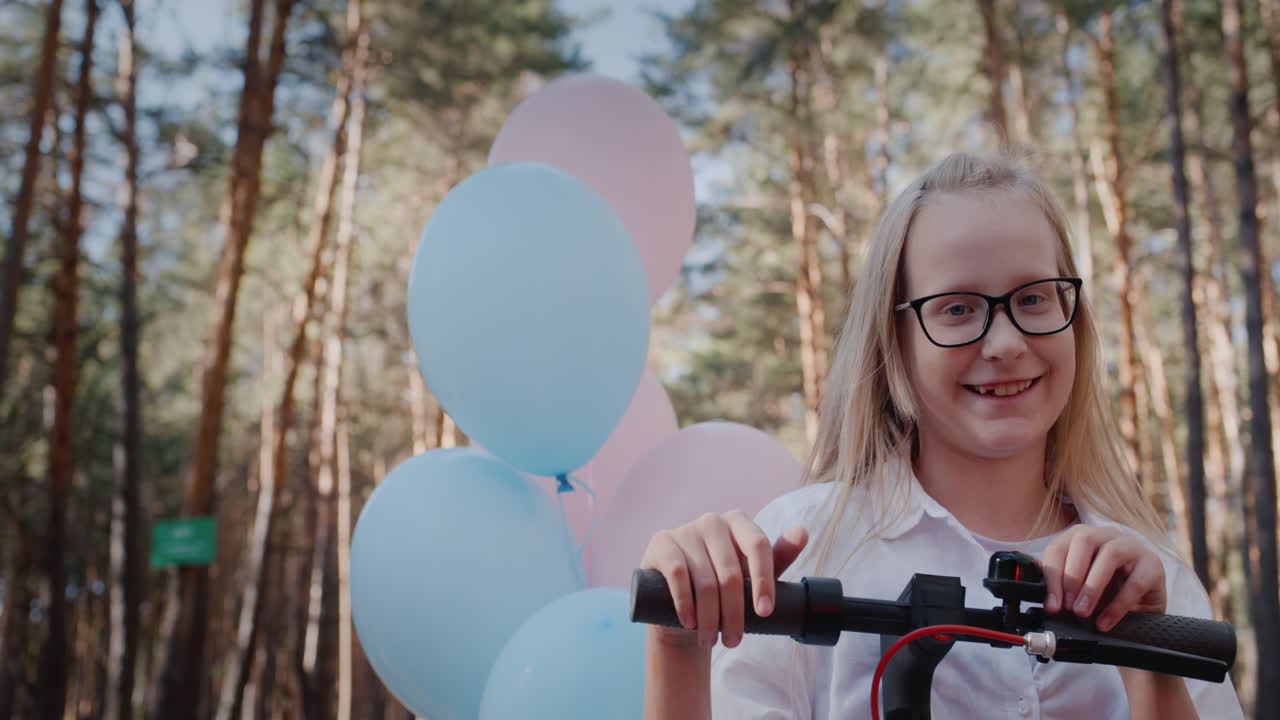 스쿠터와 풍선을 조종하는 명랑한 소녀의 초상화