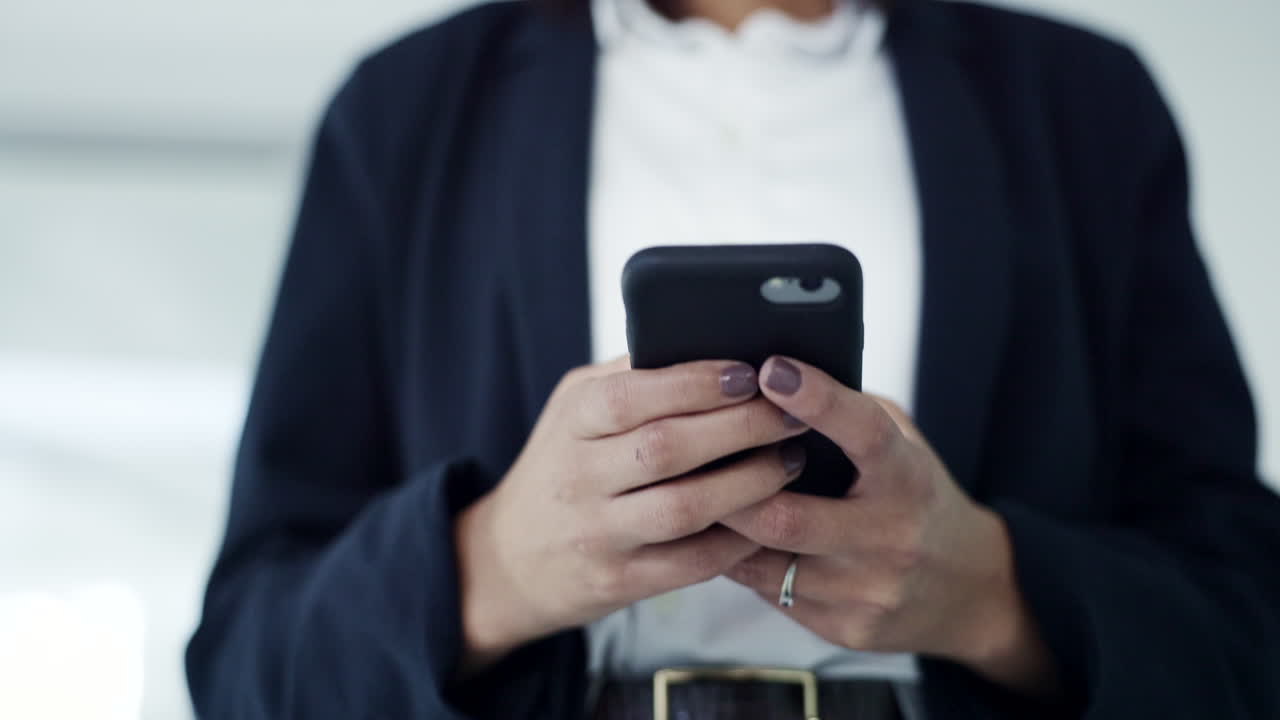 기, 전화 및 비즈니스 사람의 손 타이핑