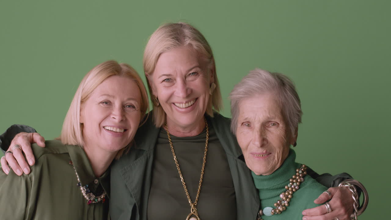 흐린 날 1에 해변 근처에 서서 이야기하는 십대 소년과 십대 소녀의 모습