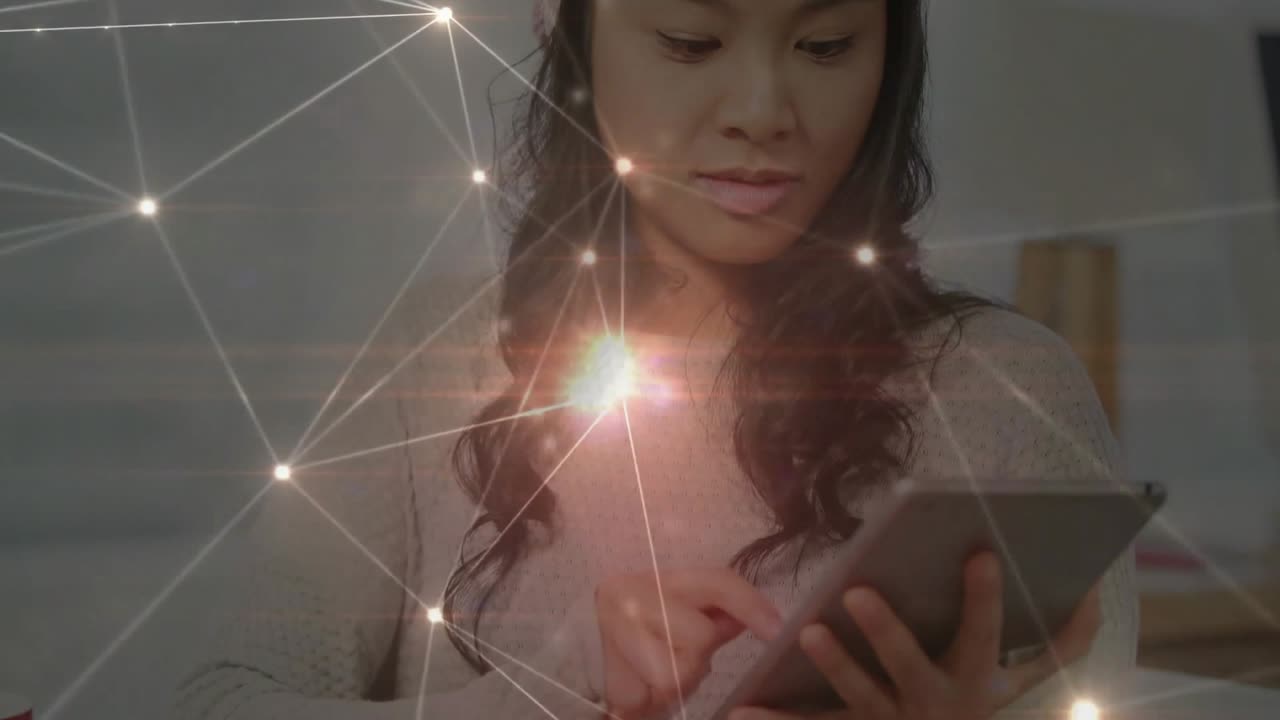 Donna che tocca il tablet attivando una sovrapposizione digitale luminosa e visualizzando dati tecnologici.