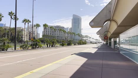 Street-view-with-palm-trees-and-the-Convention-Center-in-Downtown-San-Diego,-California