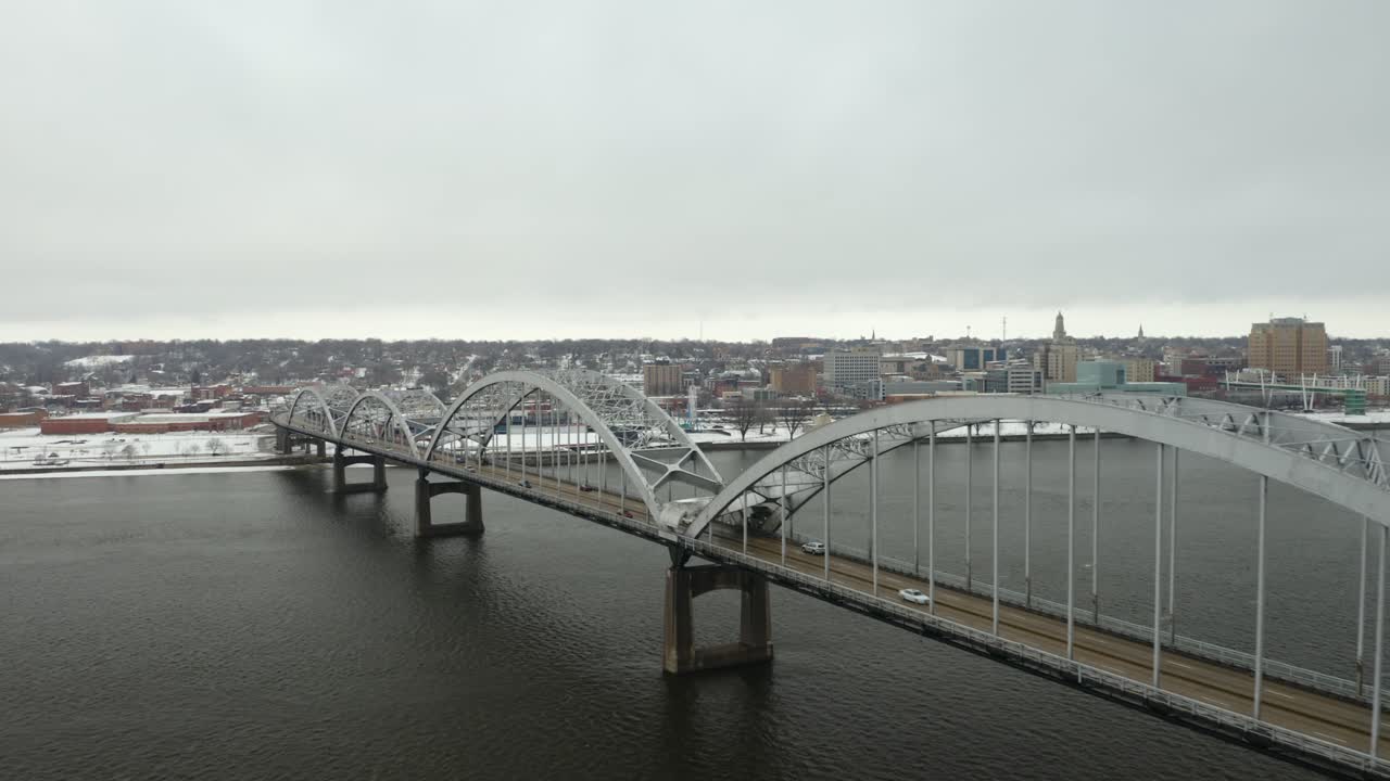 toma aérea de establecimiento del puente centenario que conecta davenport, iowa y rock island, illinois