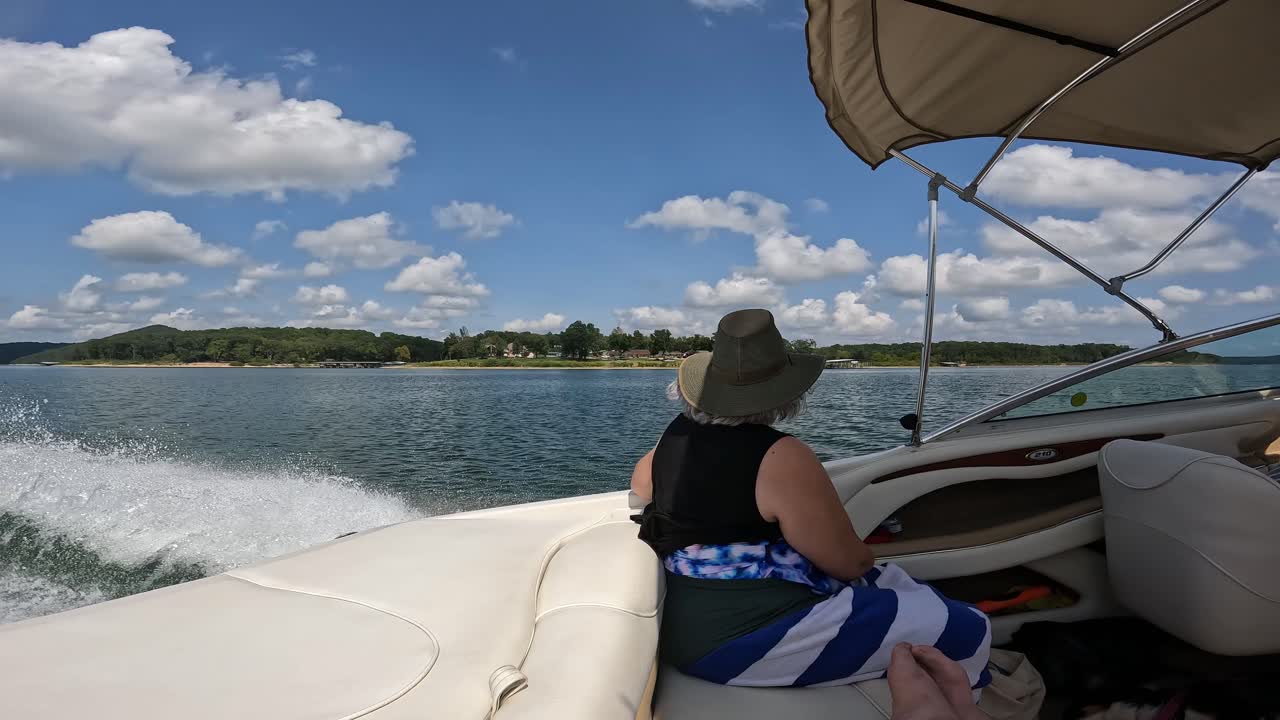 замедленная съемка женщины, любующейся пейзажами из кабины спортивного катера во время прогулки по озеру тейбл-рок в солнечный полдень