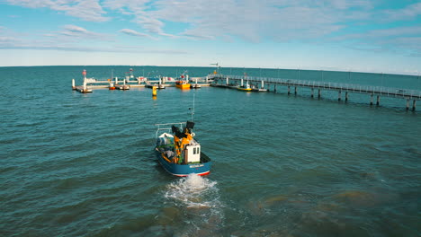 Vista-Aérea-Del-Barco-De-Pesca-En-El-Mar-Del-Océano